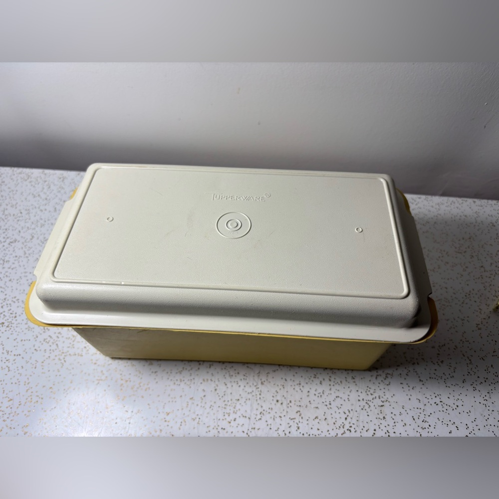 Vintage Tupperware bread box - Picture 2 of 7